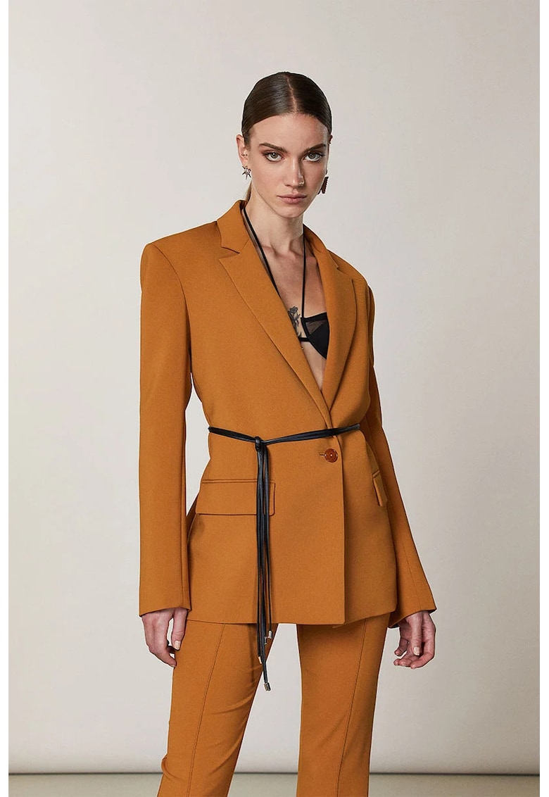 Sacou supradimensionat din crep cu detalii feminine - mâneci lungi și curea din imitație de piele - detalii metalice cu logo