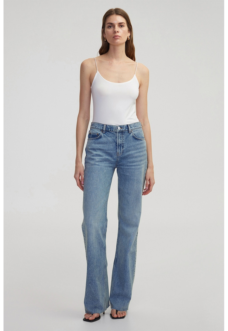 Blugi cu terminatii nefinisate si croiala ampla Blugi cu terminatii nefinisate si croiala ampla