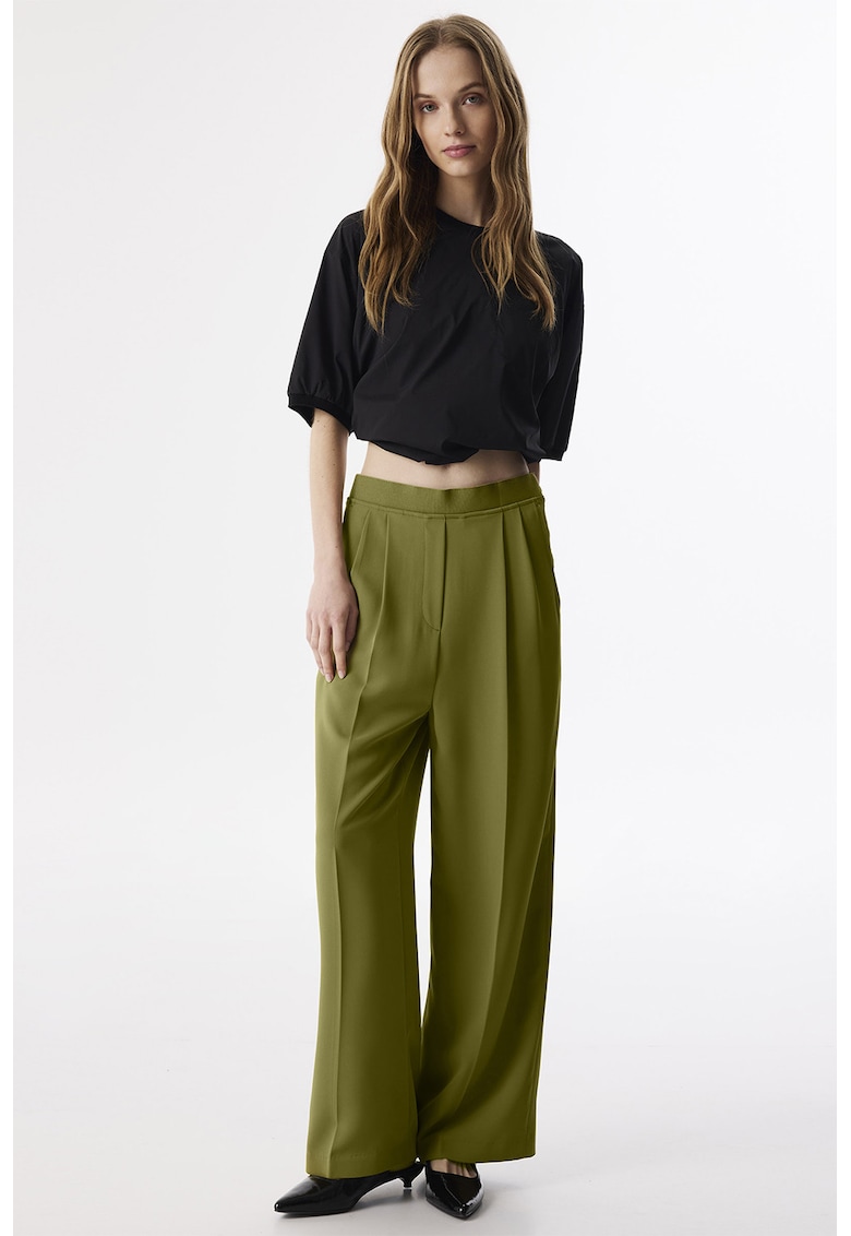 Pantaloni cu pliuri si croiala ampla