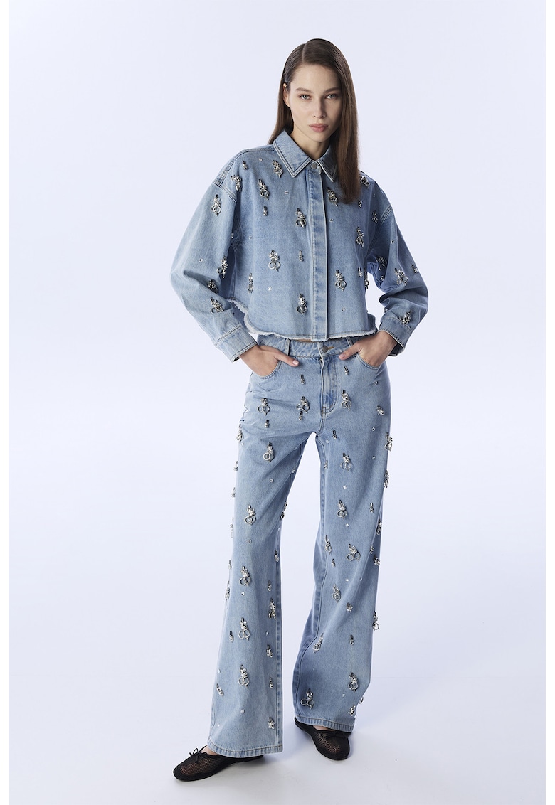 Blugi cu croiala ampla si aplicatii