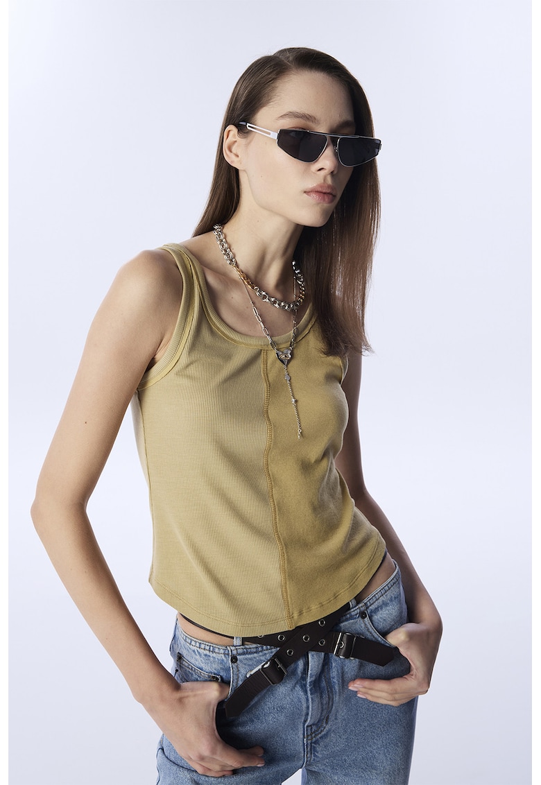 Top cu decolteu rotund si terminatii striate