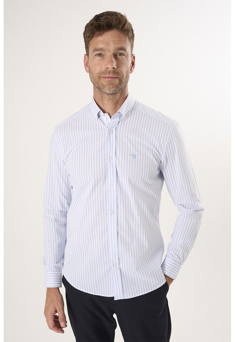 Camasa cu guler fixat cu nasturi si dungi