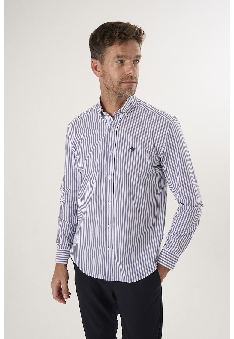 Camasa cu guler fixat cu nasturi si dungi