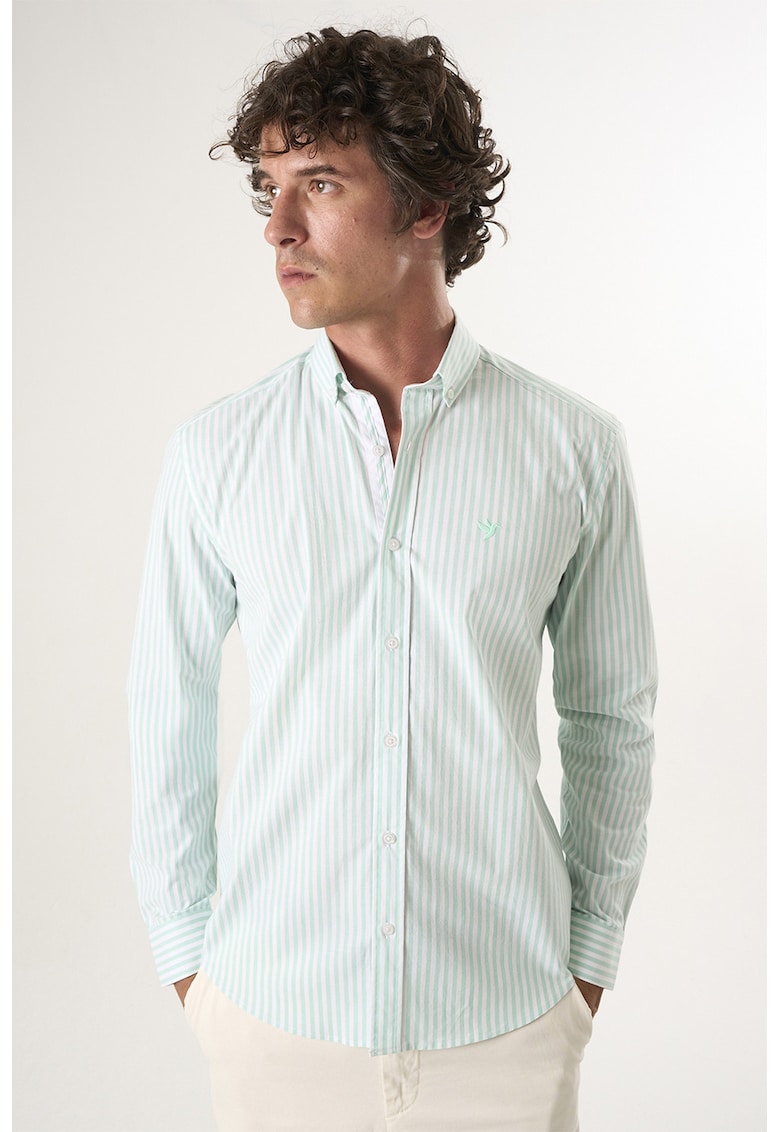 Camasa cu guler fixat cu nasturi si dungi