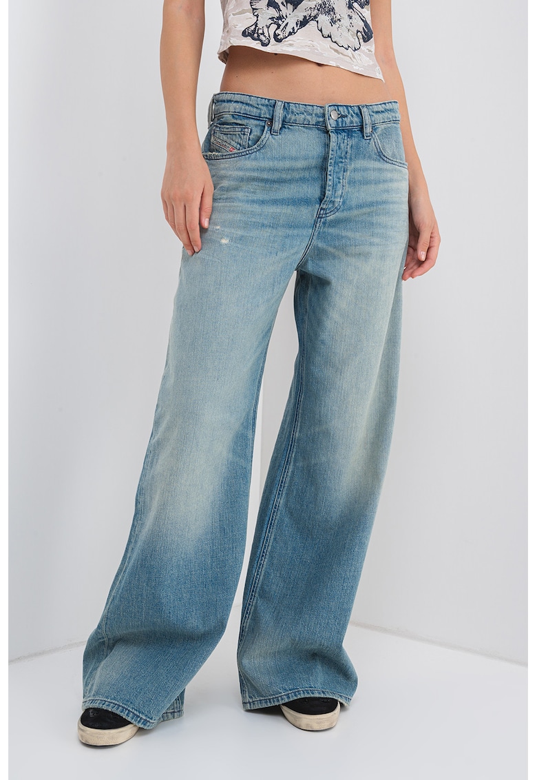 Blugi evazati cu nasturi