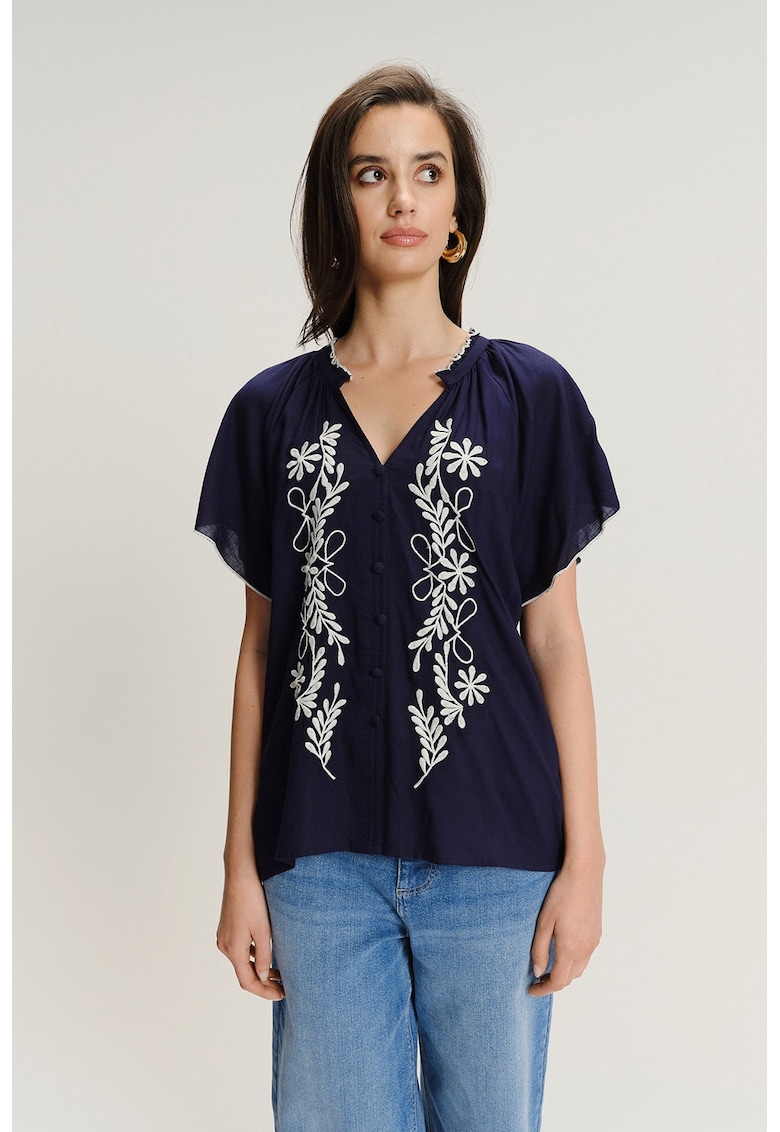 Bluza cu flori brodate si nasturi