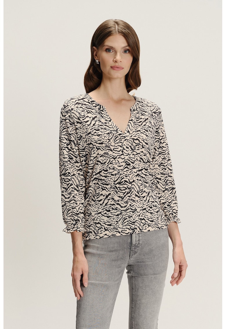 Bluza cu maneci trei sferturi si model