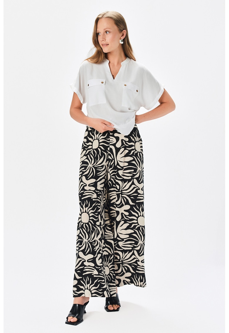 Pantaloni cu model - croiala ampla si buzunare laterale