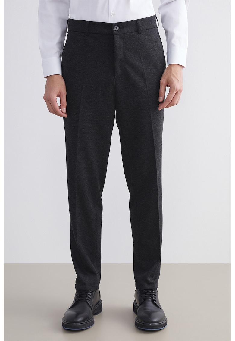 Pantaloni slim fit cu pensa Pantaloni slim fit cu pensa