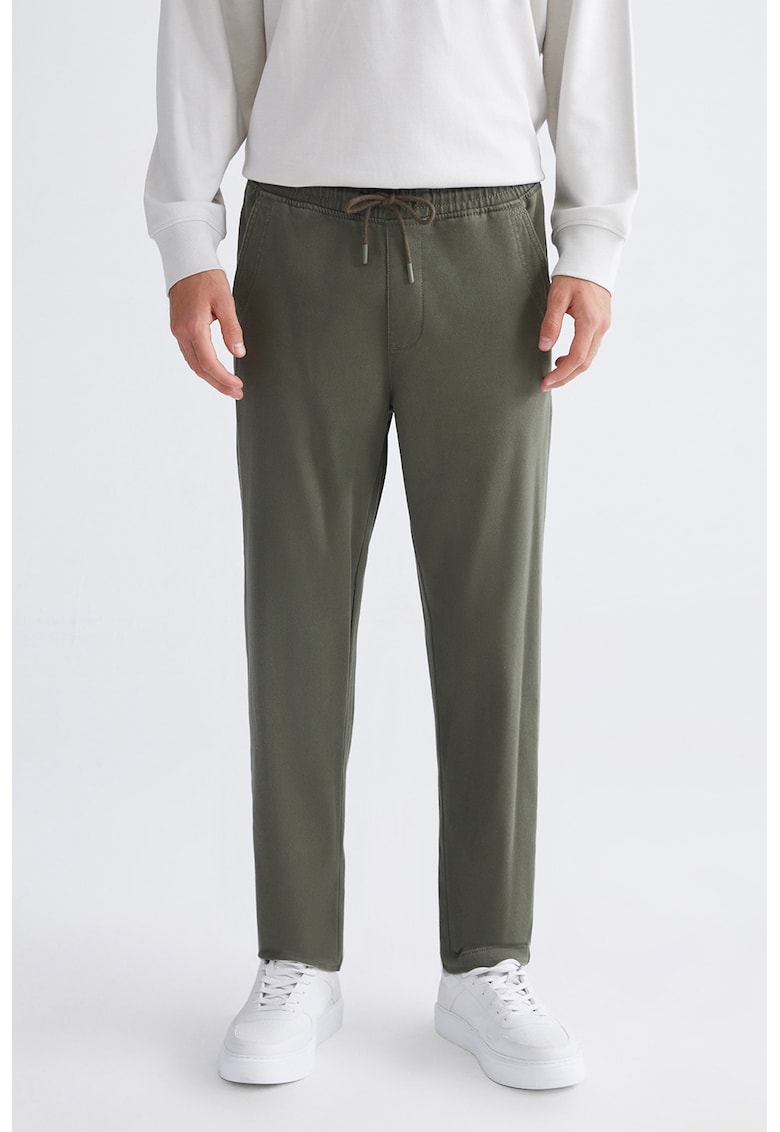 Pantaloni slim-fit cu buzunare laterale