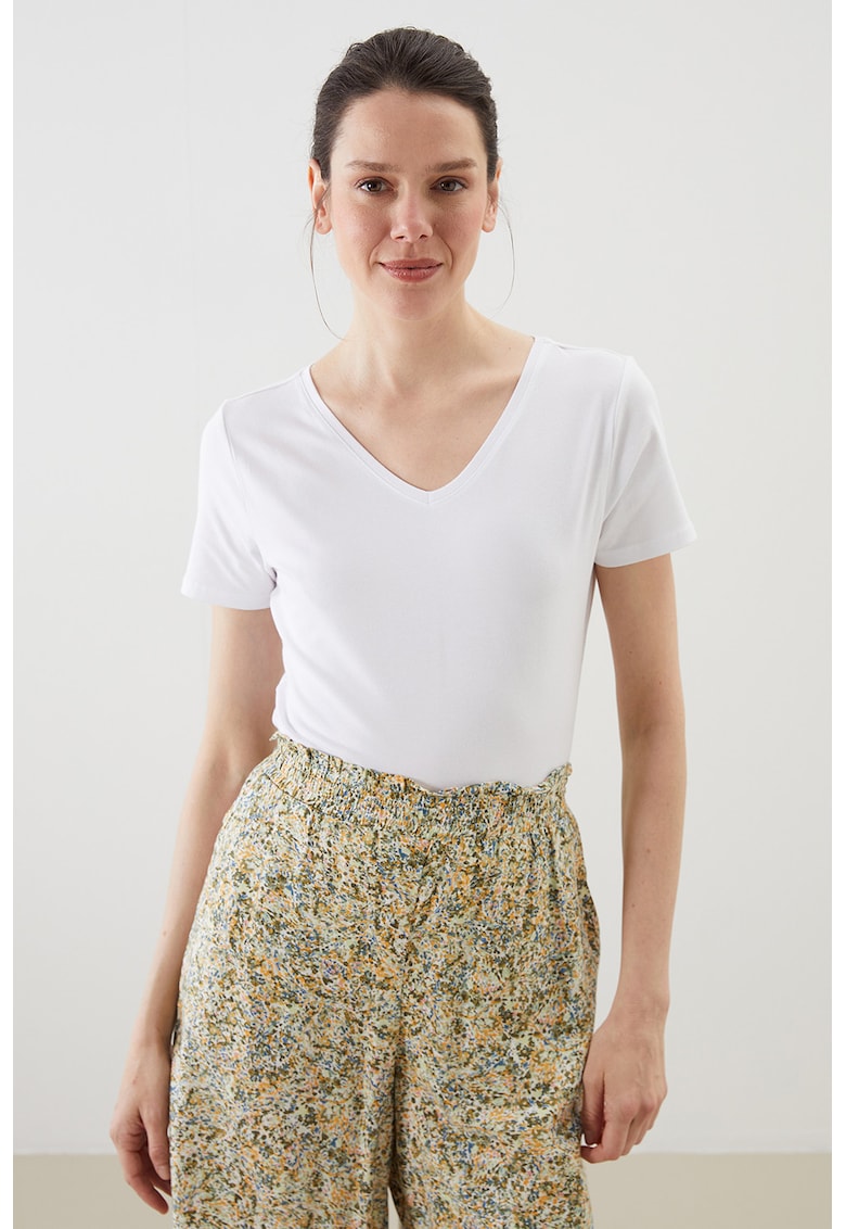 Tricou cu model uni si decolteu in V Tricou cu model uni si decolteu in V