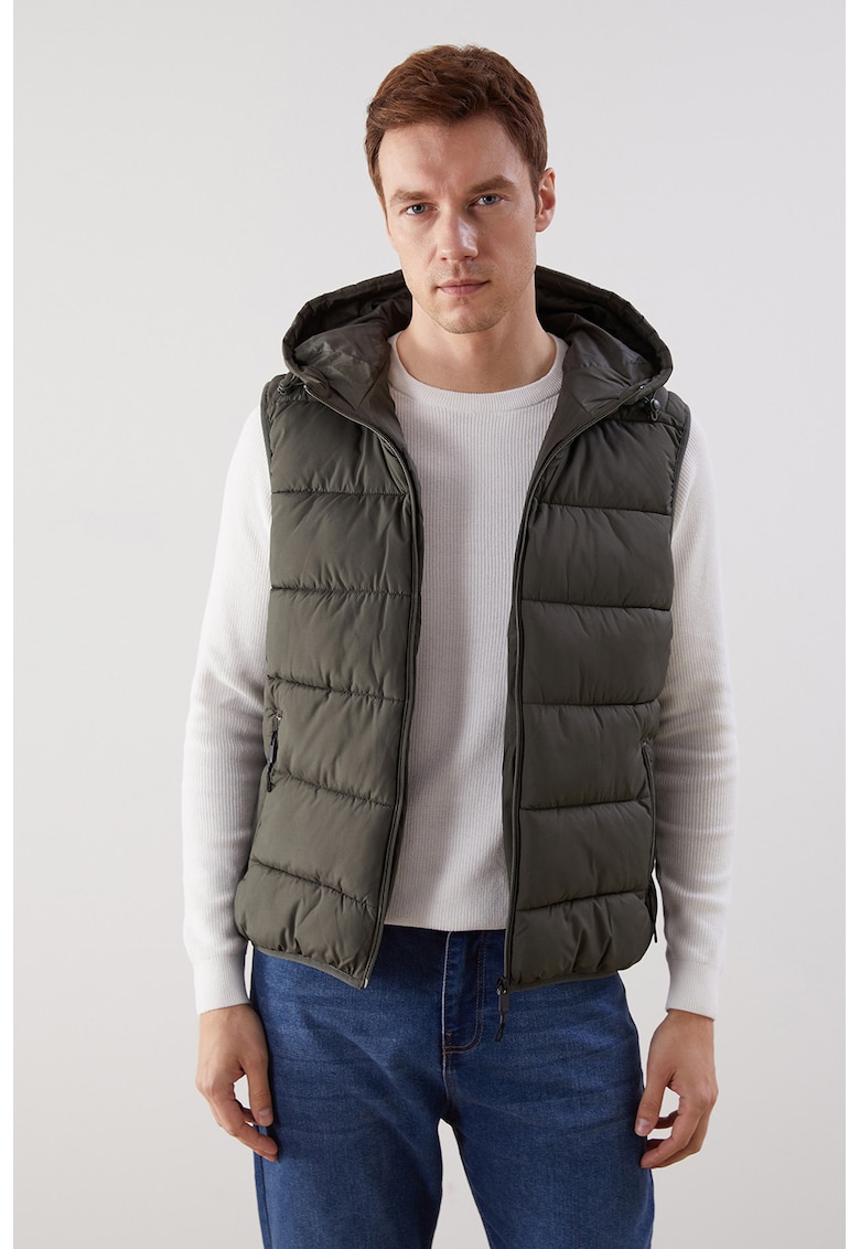 Vesta matlasata cu buzunare cu fermoar