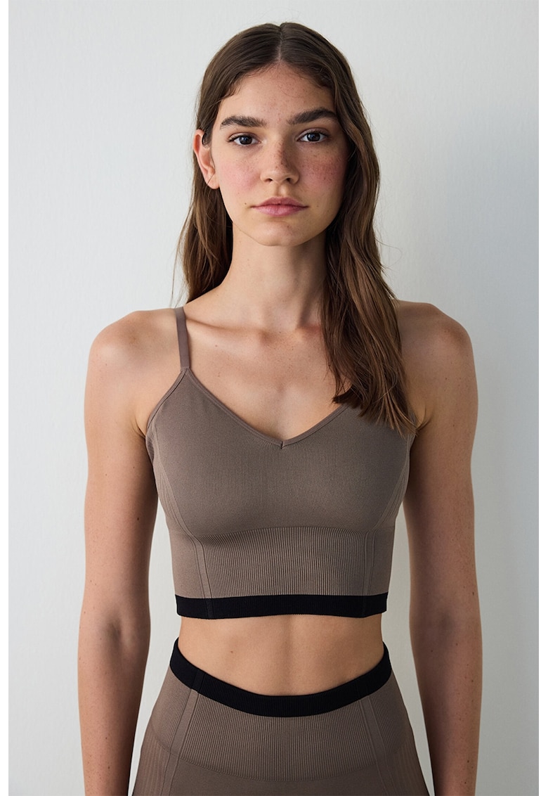 Bustiera cu decupaje pe partea din spate