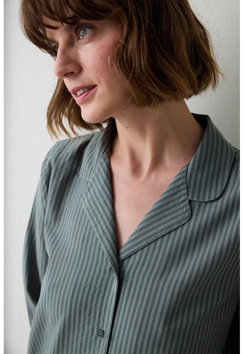 Pijama cu model in dungi si revere decupate