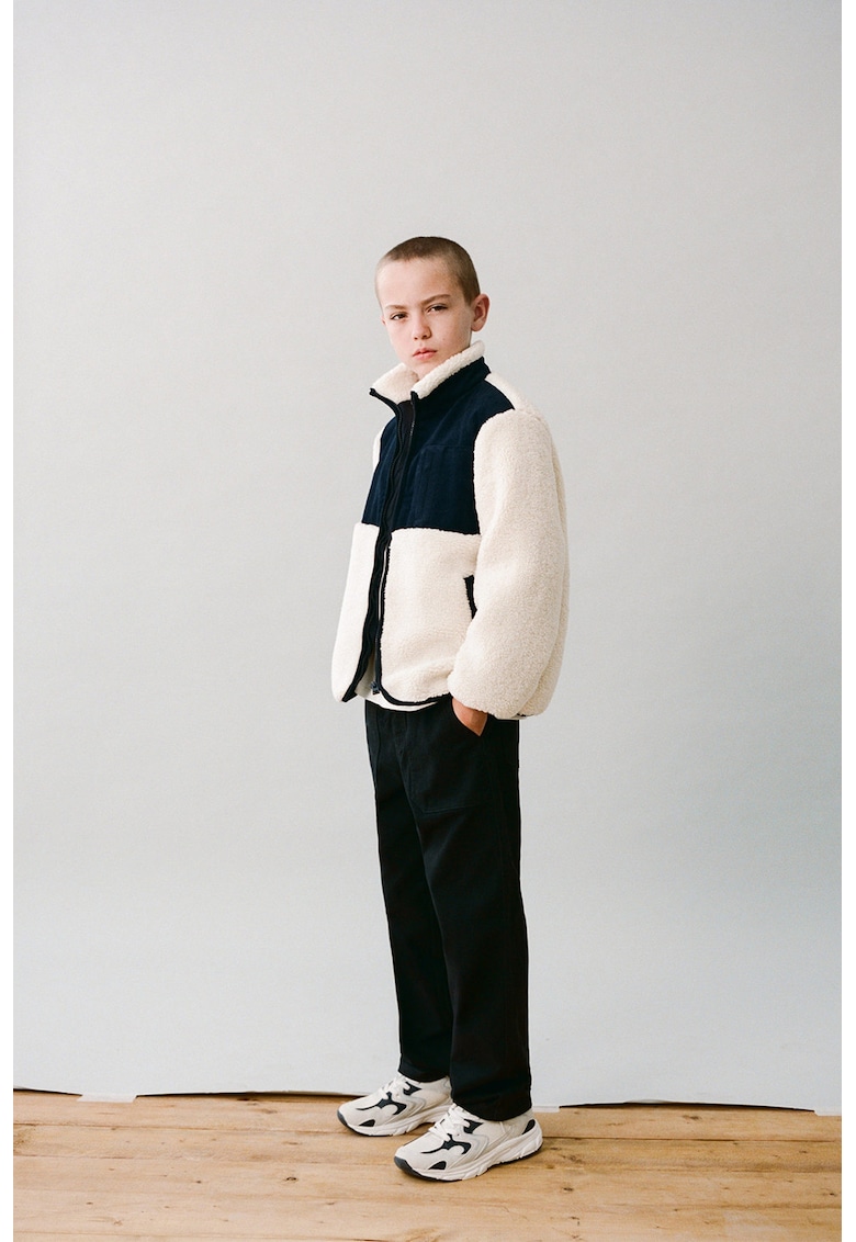 Geaca din blana sherpa cu elemente contrastante