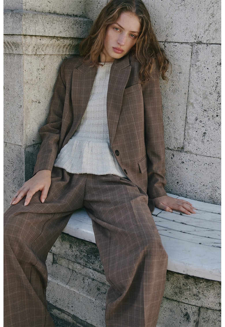 Pantaloni cu croiala ampla si model in carouri