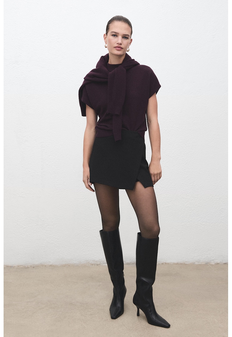 Fusta cu croiala petrecuta si model uni - Negru