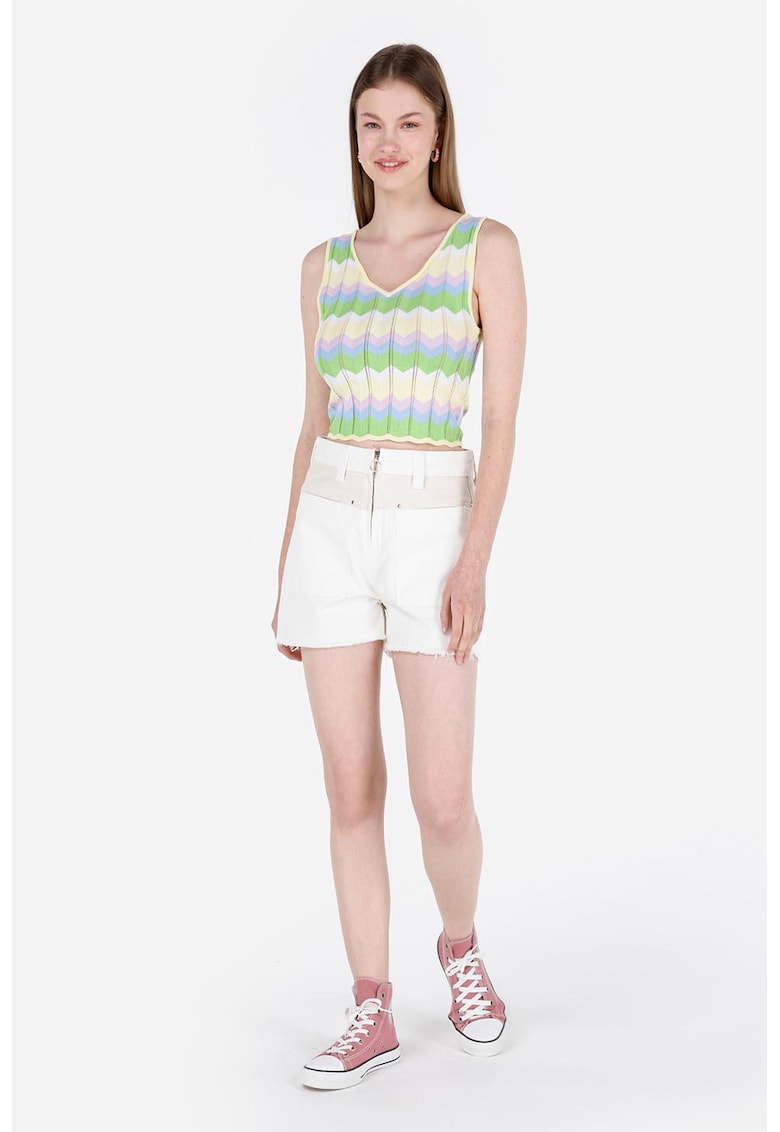 Blugi scurti cu terminatii nefinisate si fermoar