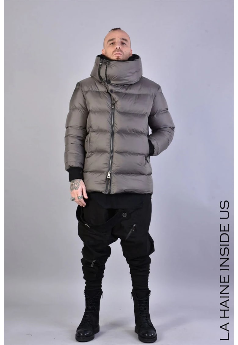 Geacă bărbătească de iarnă cu matlaseuri orizontale si guler supradimensionat