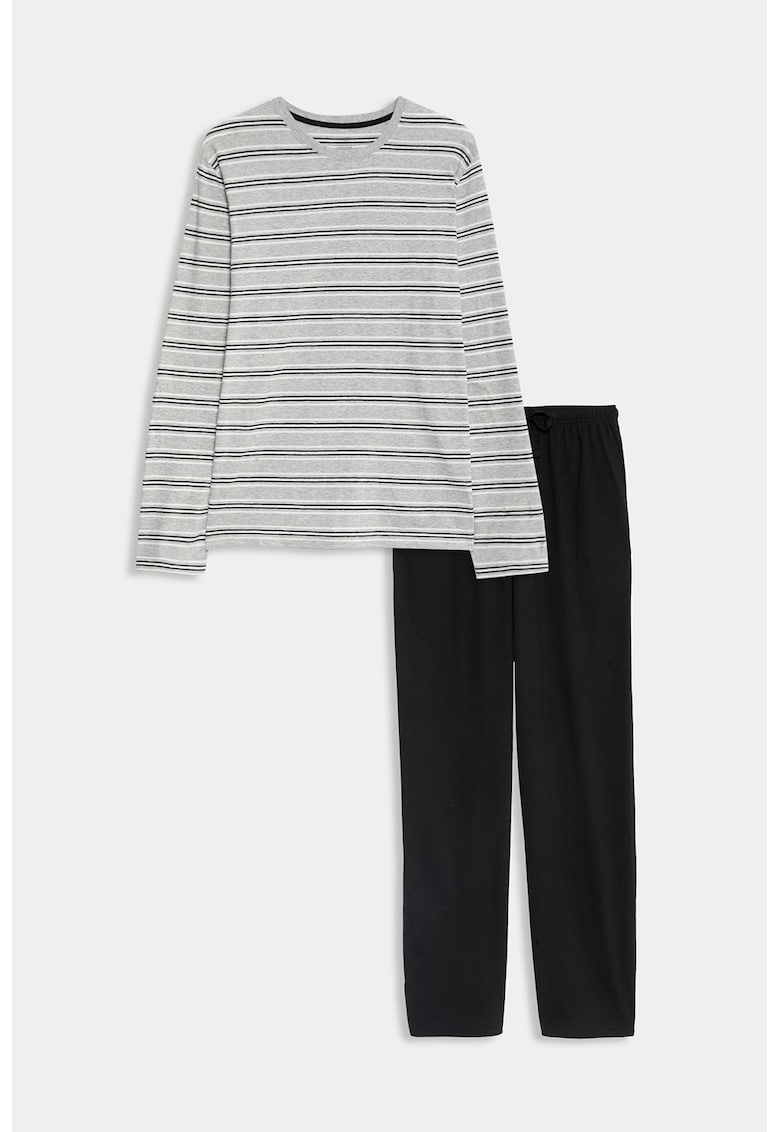 Pijama cu dungi si decolteu la baza gatului