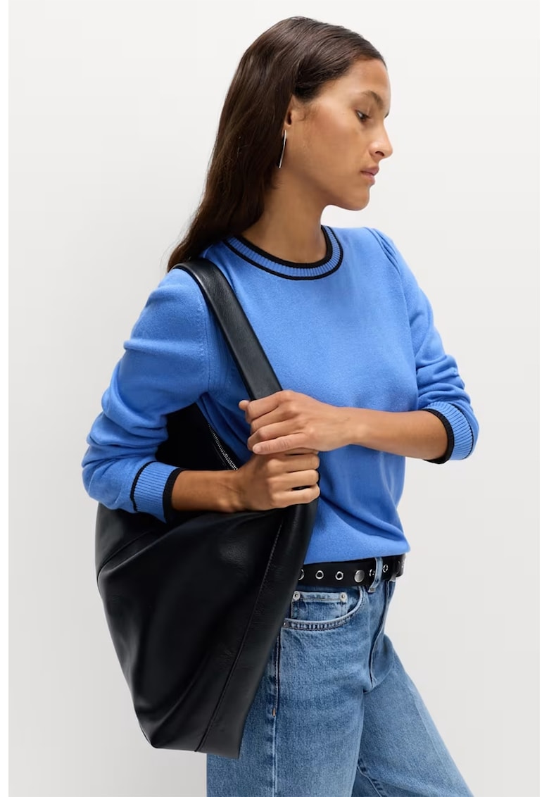 Pulover cu dungi si decolteu la baza gatului