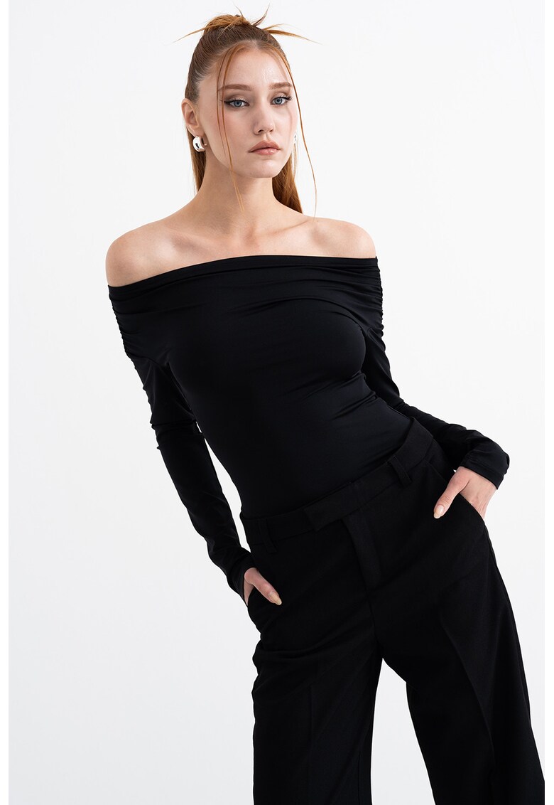 Bluza slim fit cu decolteu pe umer - Negru