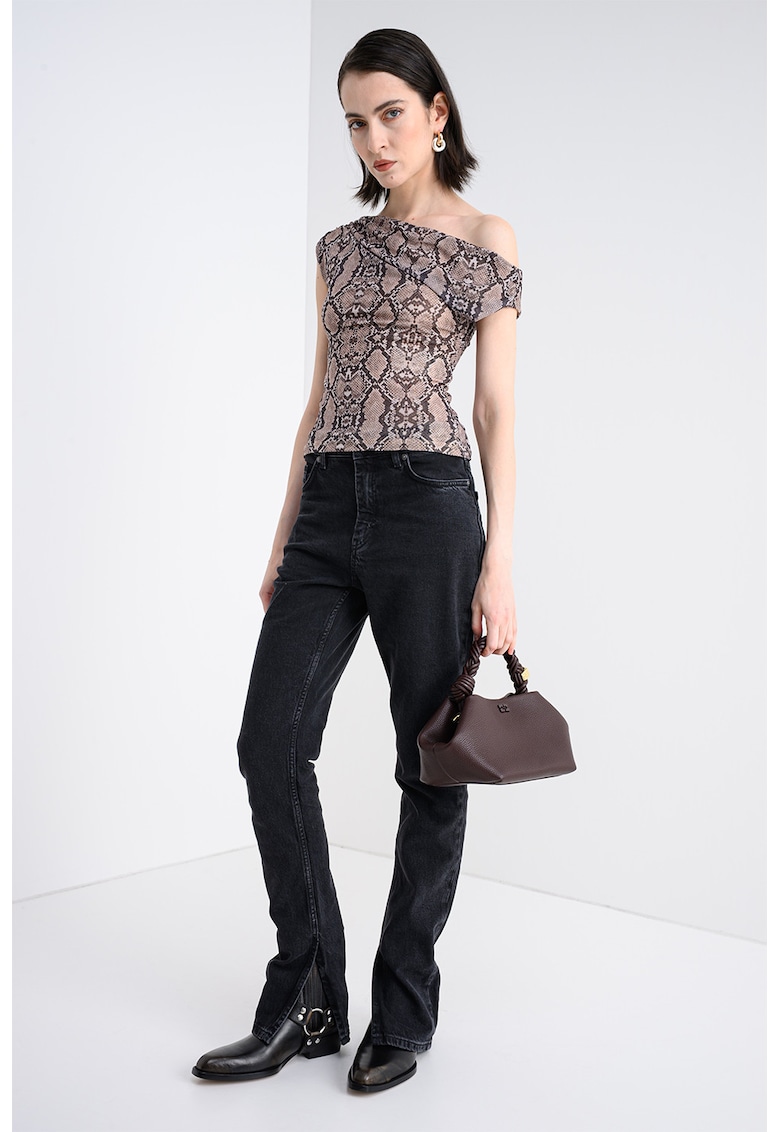 Tricou cu animal print si decolteu pe un umar