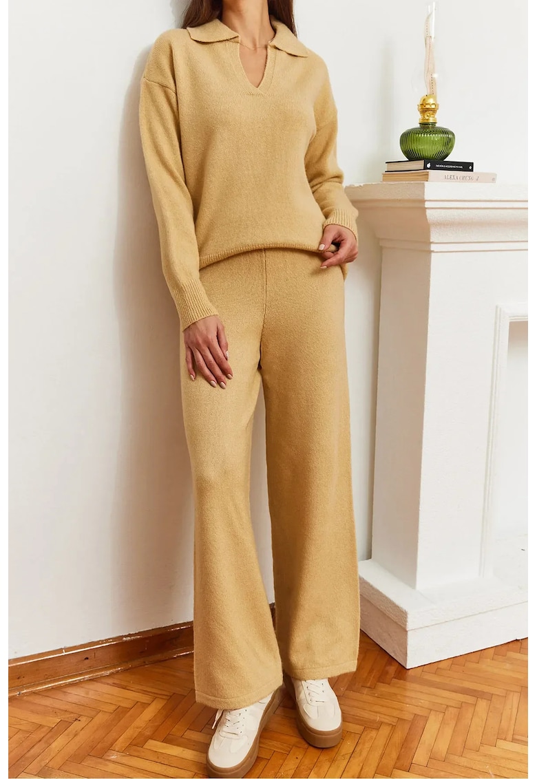 Costum dama -  set asortat - tricotat - decolteu in V - pantaloni lati - maro -