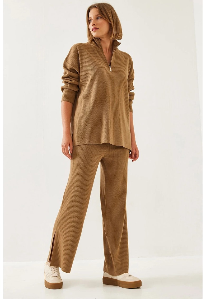 Costum dama -  set doua piese - guler cu fermoar - crapatura - maro - tricot -