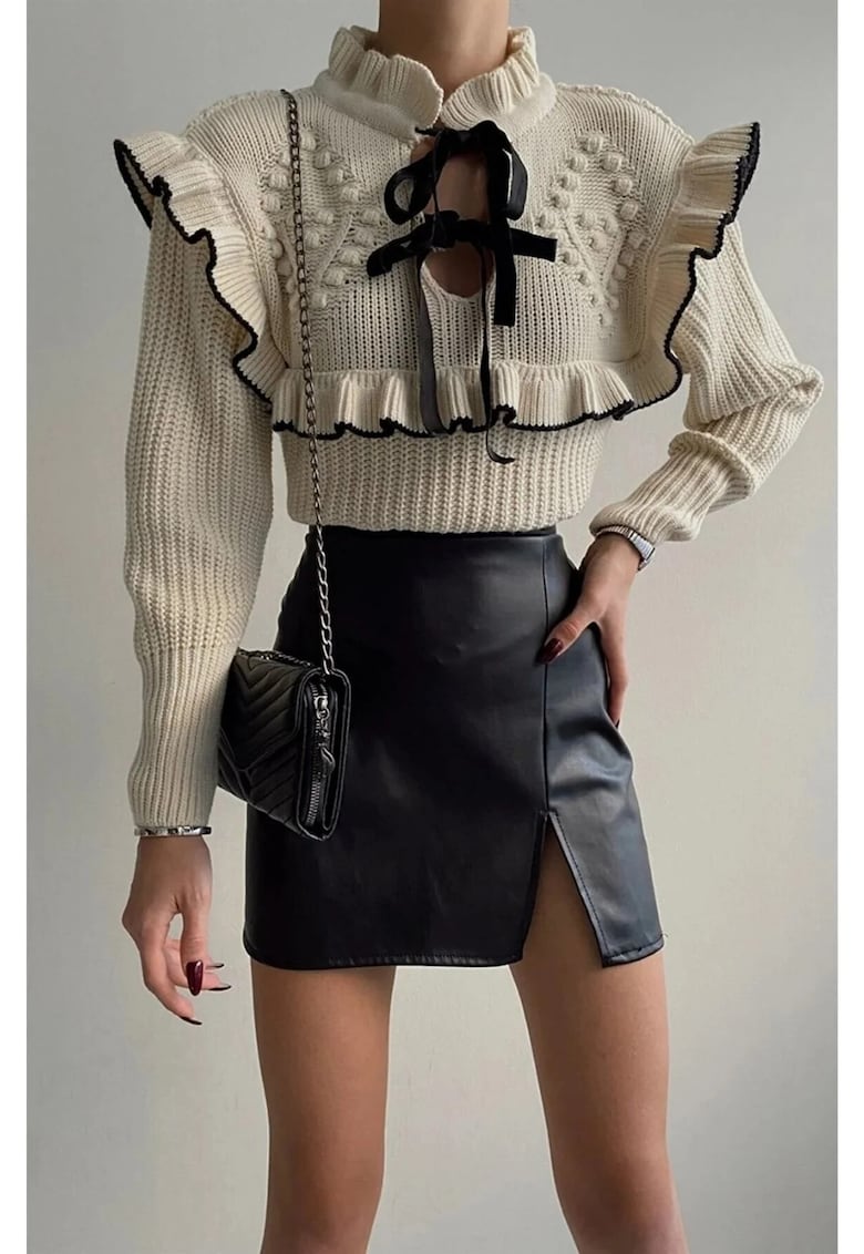 Pulover dama - scurt - decolteu in V - volanase - bej - tricot -