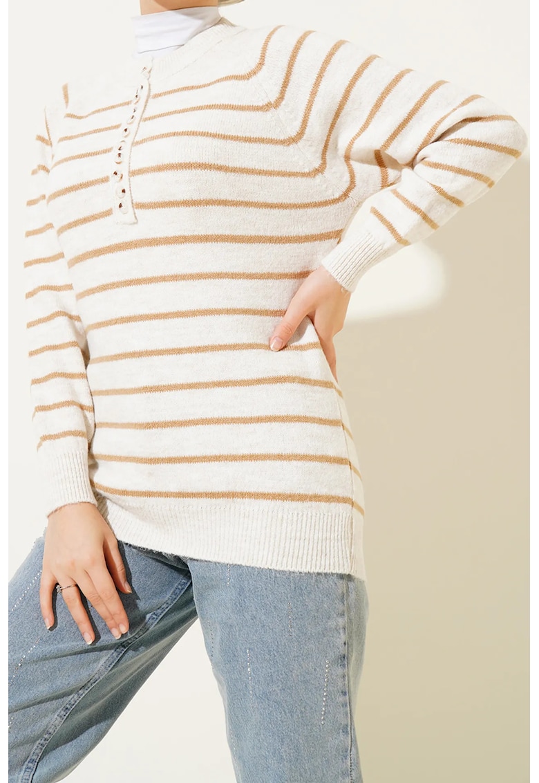 Pulover tricotat  cu dungi - inchidere cu nasturi - alb-maro - acril-lana -