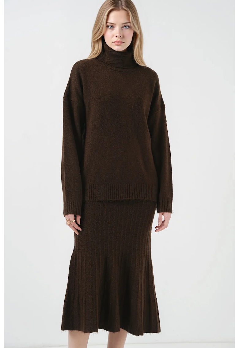 Set tricotat  pulover lung si fusta evazata - guler inalt - nervuri - maro - tricot -