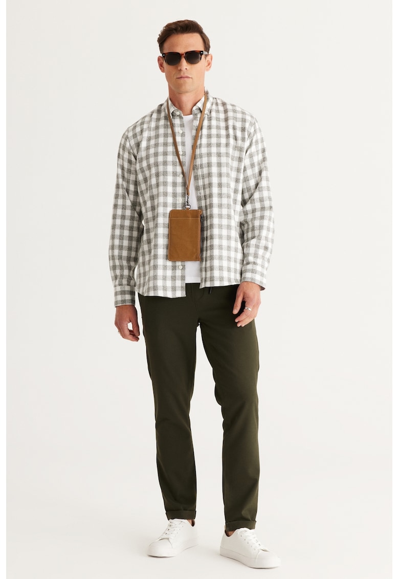 Camasa cu guler fixat cu nasturi si model in carouri