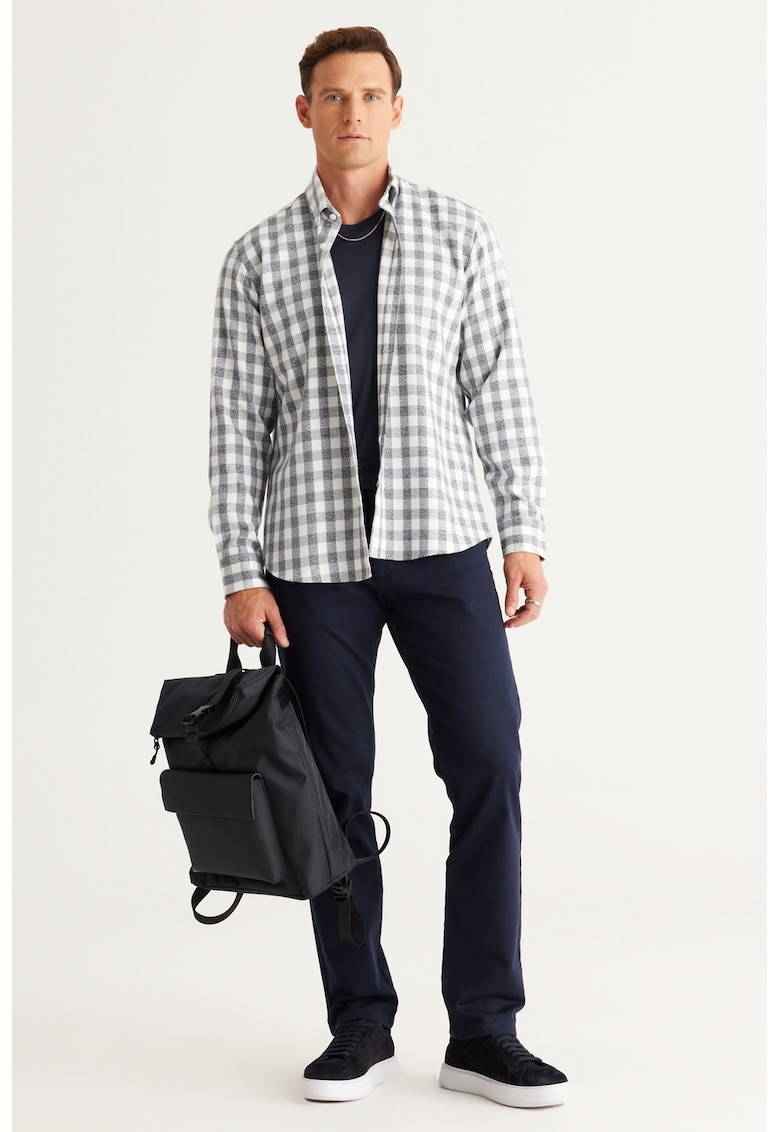 Camasa cu guler fixat cu nasturi si model in carouri