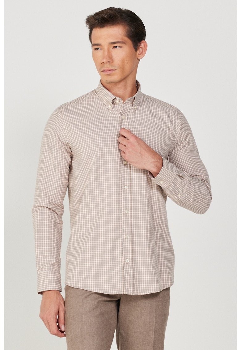 Camasa cu guler fixat cu nasturi si model in carouri