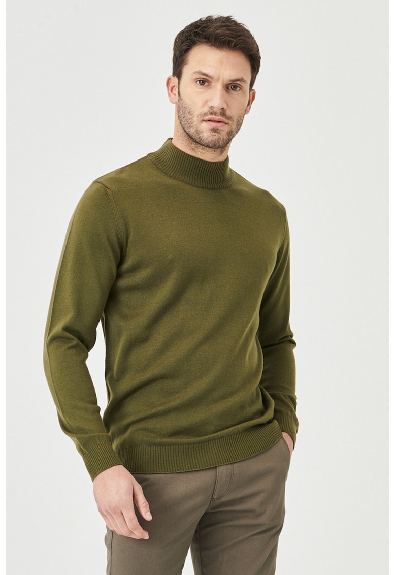 Pulover tricotat fin cu guler mediu