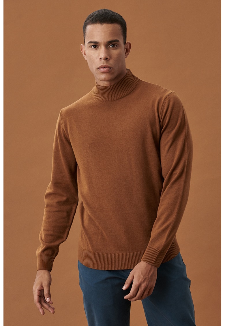 Pulover tricotat fin cu guler mediu