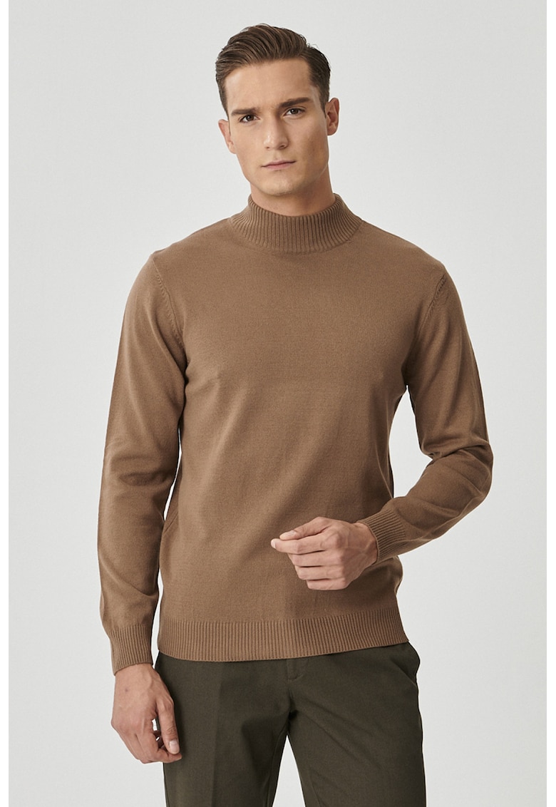 Pulover tricotat fin cu guler mediu