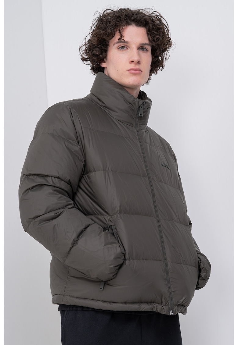 Geaca cu umplutura de puf si finisaj rezistent la apa