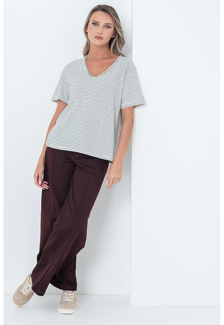 Tricou lejer din amestec de in cu model in dungi si decolteu in V