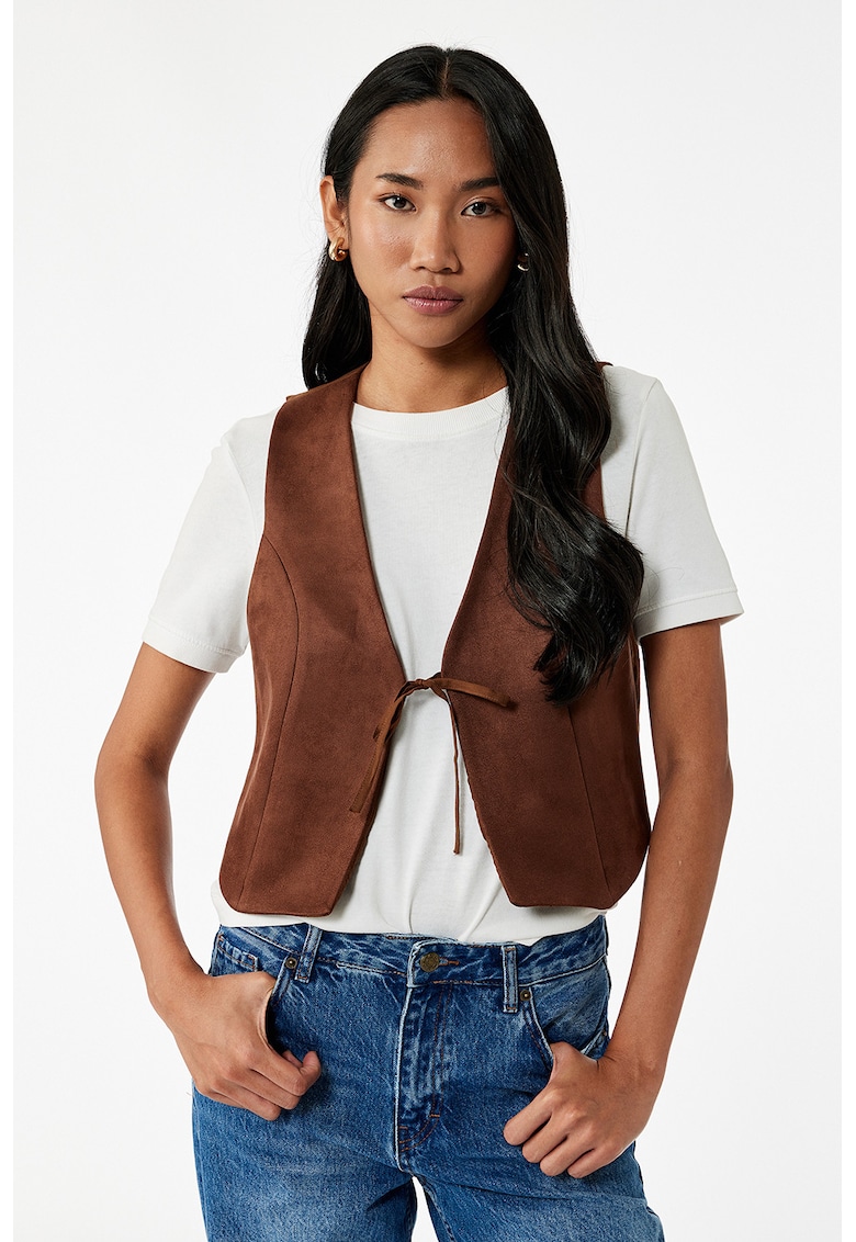 Vesta cu aspect de piele intoarsa si snur