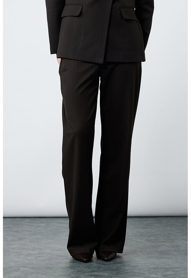 Pantaloni eleganti in dungi cu buzunare laterale