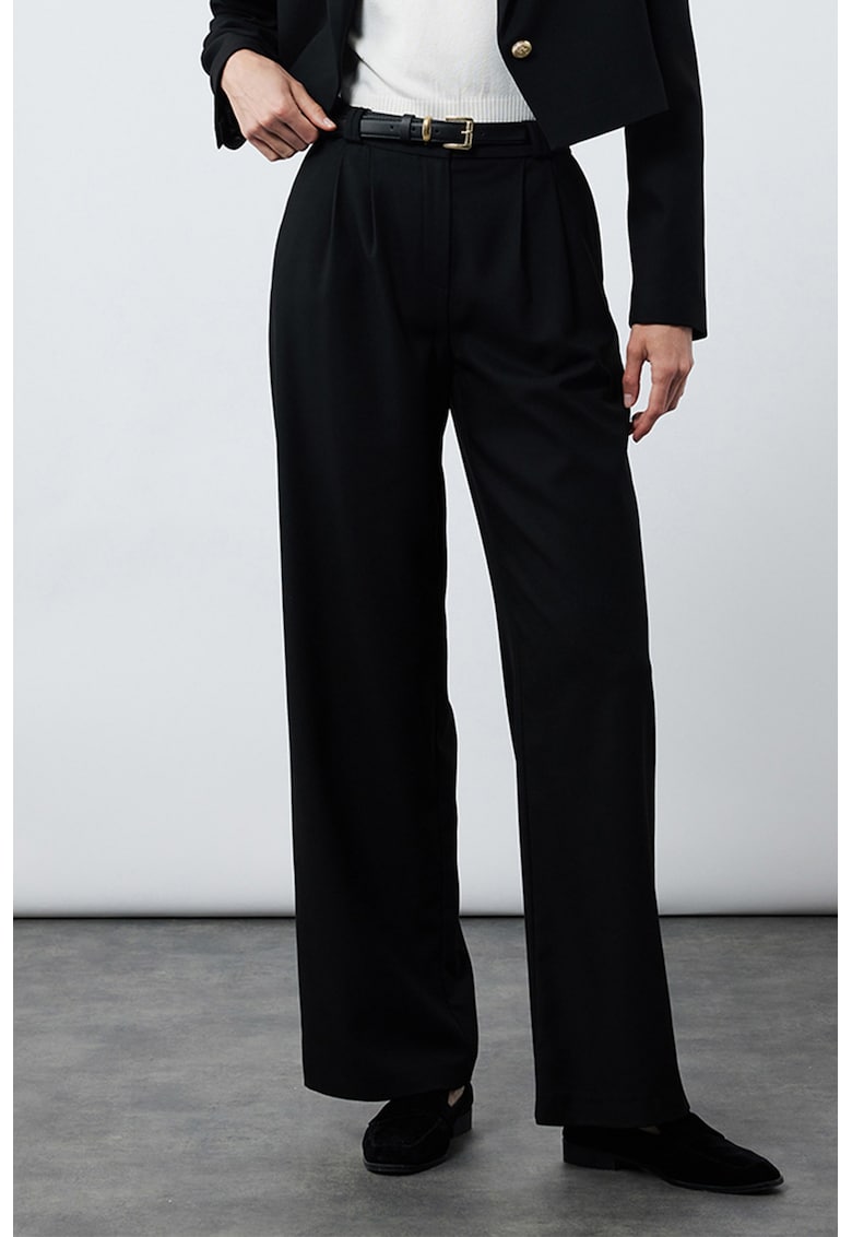 Pantaloni drepti cu o curea in talie