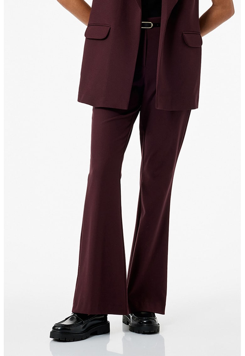 Pantaloni eleganti evazati cu o curea