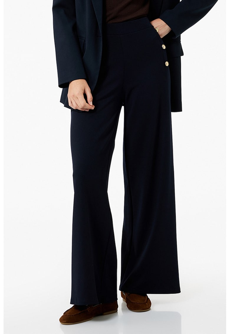 Pantaloni ampli cu nasturi decorativi