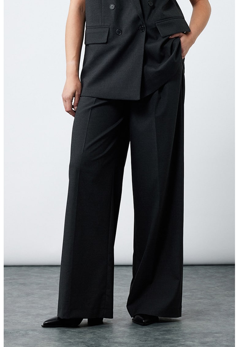 Pantaloni ampli cu pliuri