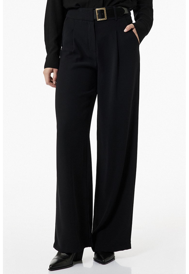 Pantaloni ampli cu o curea asimetrica