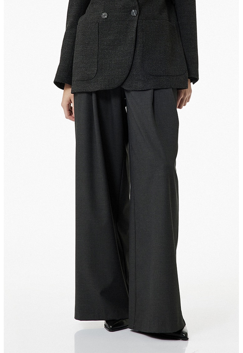 Pantaloni ampli cu o curea in talie