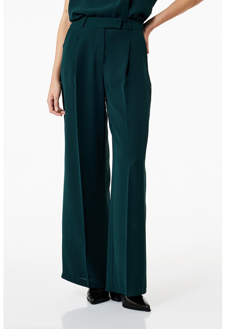 Pantaloni ampli cu pliuri si talie inalta