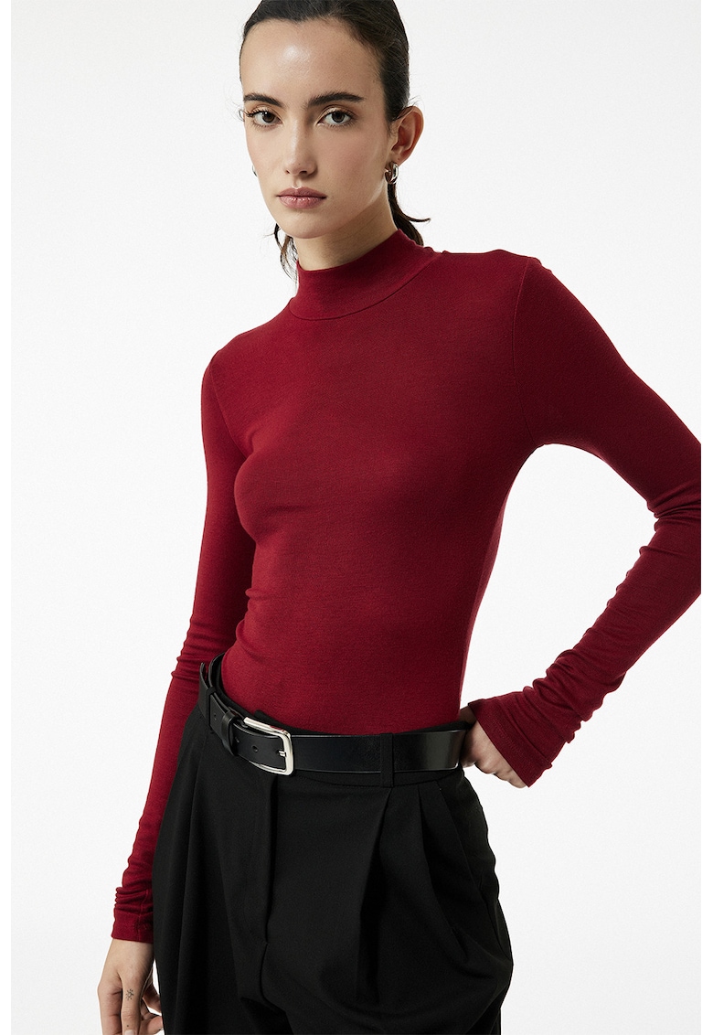 Body slim-fit cu guler mediu